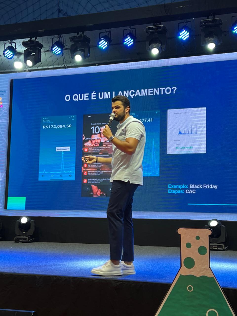 Renan Fontenele palestrando sobre lançamentos